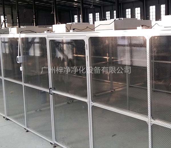 潔凈棚采用工業鋁材（或不銹鋼方通、鐵方通噴塑）作為框架，風機濾網機組（FFU）送風，四周懸掛防靜電垂簾（或鋼化玻璃），其內部凈化級別可達到100-10000級。